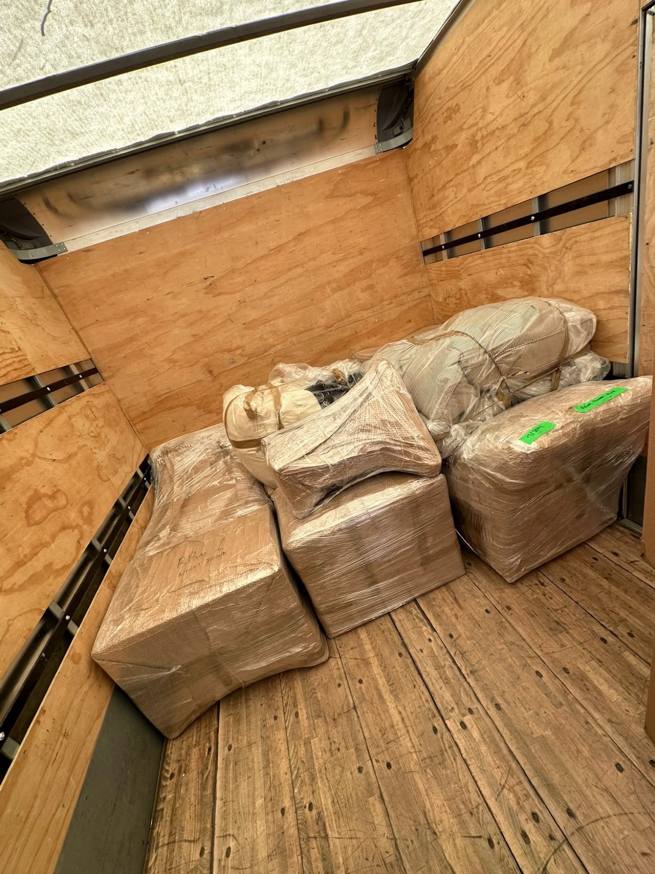 Fond d'un camion de déménagement avec des volumes emballés