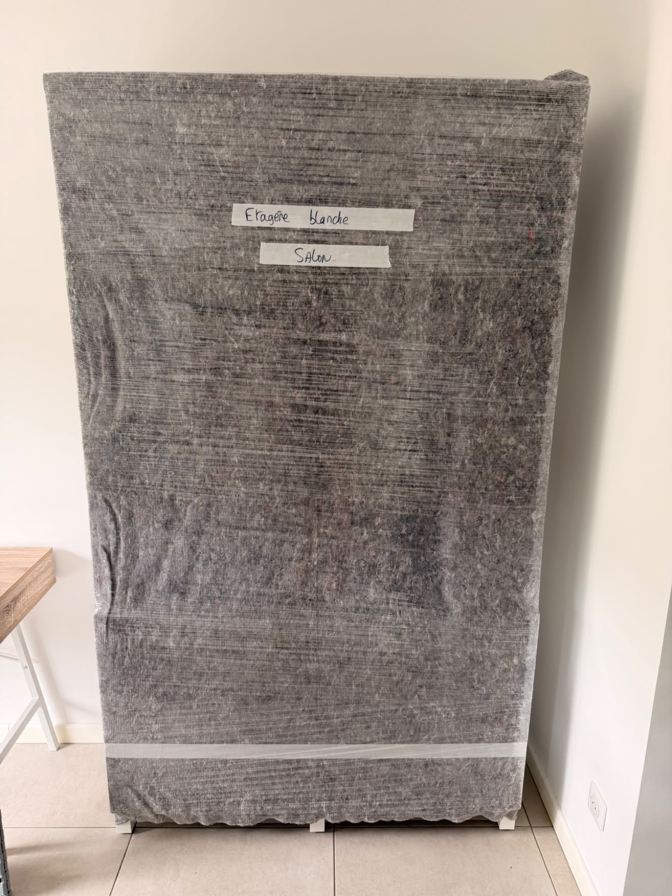 Étagère emballée en couverture de feutre avec étiquettes manuscrites